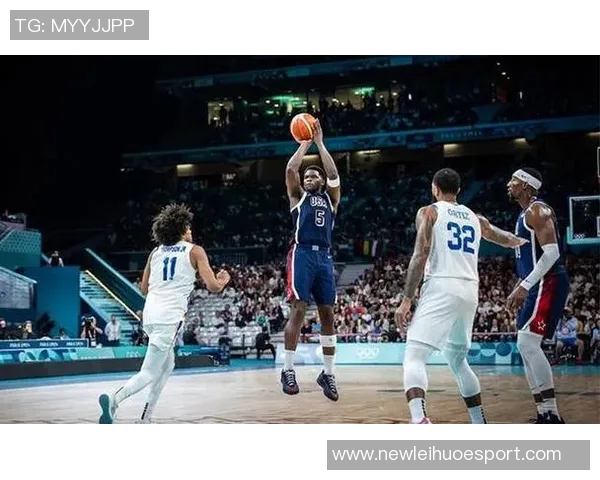 爱德华兹华丽突破拉杆换手上篮精彩得分引爆全场激情